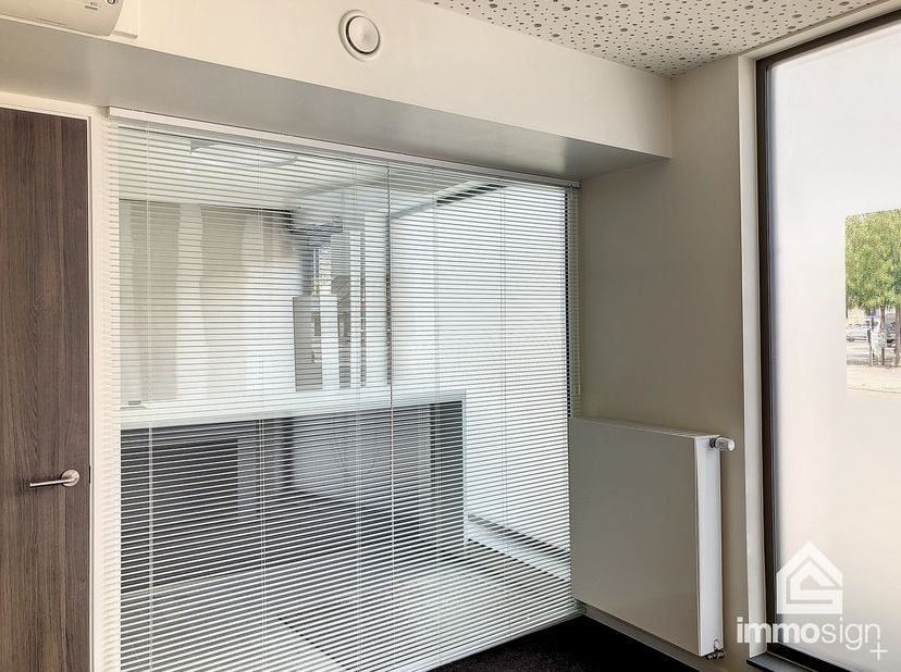 PLUSPUNTEN&lt;br /&gt;
+ oppervlakte totaal: 115 m²&lt;br /&gt;
+ oppervlakte kantoor: 88 m²&lt;br /&gt;
+ oppervlakte bank: 27 m²&lt;br /&gt;
+ voorzien van airco&lt;br /&gt;
+ Ka