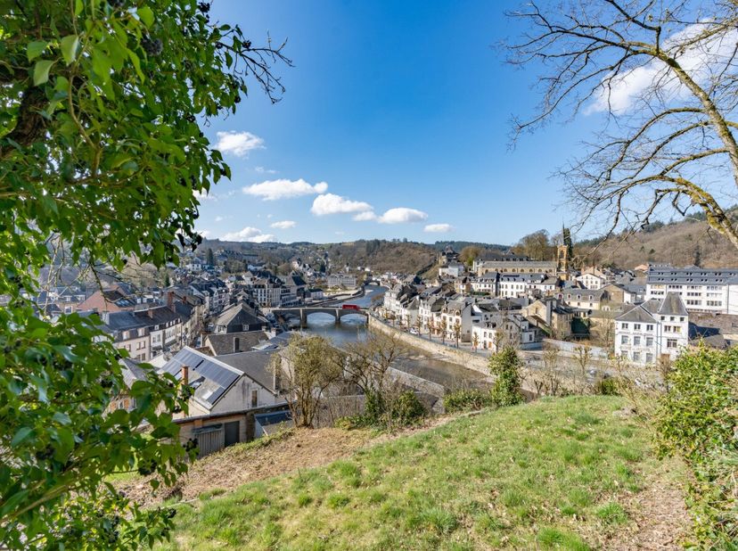ERA B-LUX biedt dit te renoveren huis met 3 voorgevels aan, gelegen in Bouillon, met een prachtig uitzicht over de vallei van de Semois. Het biedt een