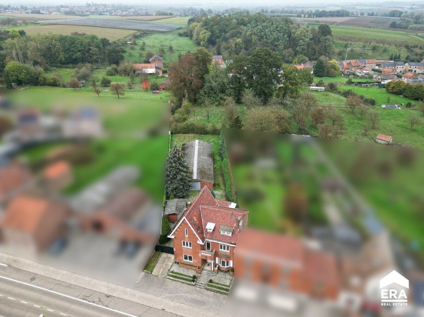 Verder te renoveren, karaktervolle eengezinswoning met 5 slaapkamers en vergunde loods van 250m². Kortom biedt deze woning tal van mogelijkheden. Deze