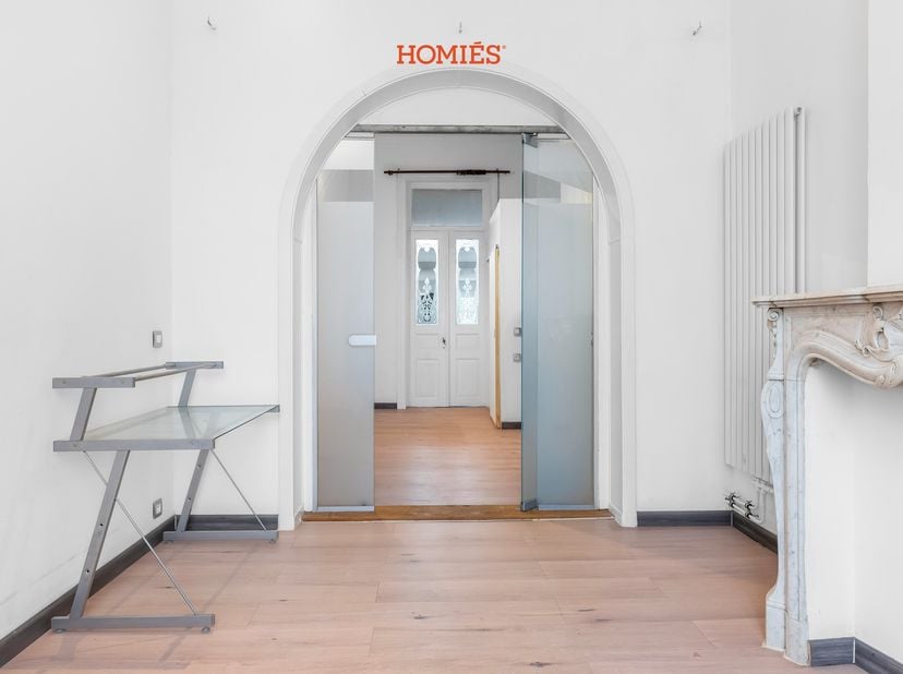 Welkom in dit charmant en authentiek appartement, gelegen op een strategische toplocatie aan de Geldenaaksevest 10 in Leuven. Dankzij de ligging vlakb