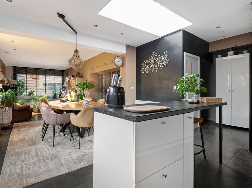Triplex appartement met 4 slaapkamers, terras en autostaanplaats&lt;br /&gt;
Gelijkvloers: Bij het binnenkomen betreedt u de inkomhal, voorzien van een apar