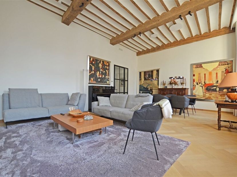 Dit exclusief appartement met een bewoonbare oppervlakte van maar liefst ±188m² en een terras van ±50m² is gelegen op de Havermarkt in hartje Hasselt.