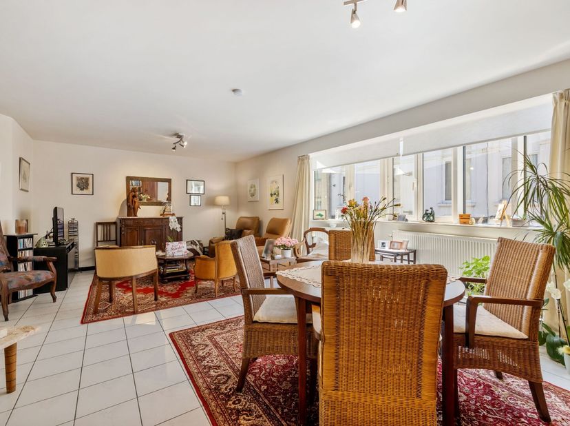 In de dorpskern van Temse, op wandelafstand van de markt, winkels en de Scheldekaaien, vind je dit instapklare appartement in een kleinschalige reside