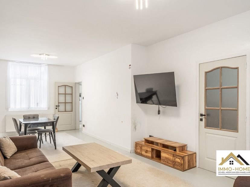 Deze gerenoveerde stadswoning is gelegen in een rustige straat aan de stadsrand van Gent vlakbij Dok Noord, en vlot bereikbaar via diverse invalswegen