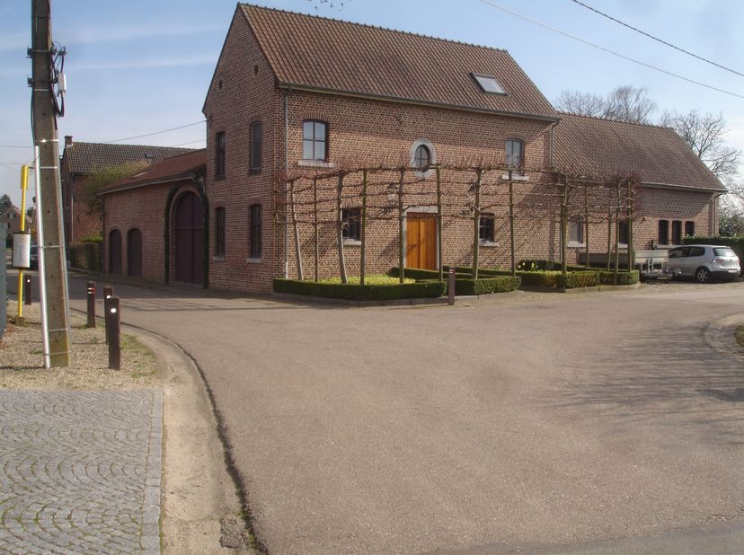 Schitterend gelegen, luxueuze vierkantshoeve &lt;br /&gt;
De hoeve heeft haar klassieke karakter behouden en werd in 2006 gerenoveerd in modern wooncomfort