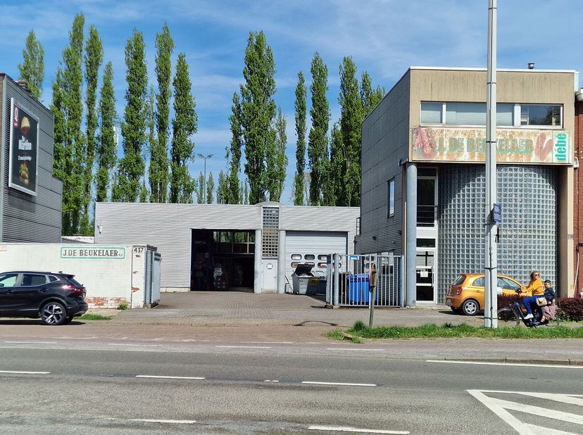 A la recherche dun espace de stockage ou dun atelier spacieux à Anvers/Deurne ? Alors ce bâtiment artisanal/pme est une opportunité unique pour vous !