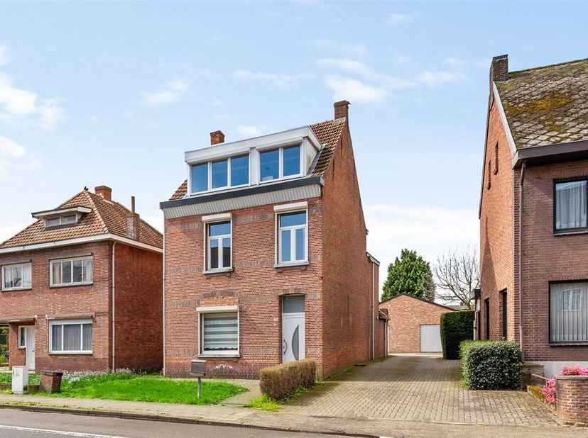Vrijstaande woning met 5 slaapkamers op 1020 m²&lt;br /&gt;
Locatie: &lt;br /&gt;
De woning bevindt zich in het dorpscentrum op de verbindingsweg naar Oud-Turnhou