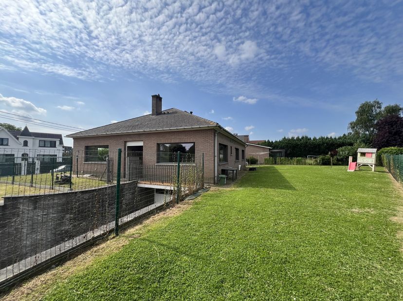 Maison très spacieuse et qualitativement rénovée à proximité du centre de Kortenberg. Le hall d&#039;entrée donne accès au salon très spacieux et à la cuis