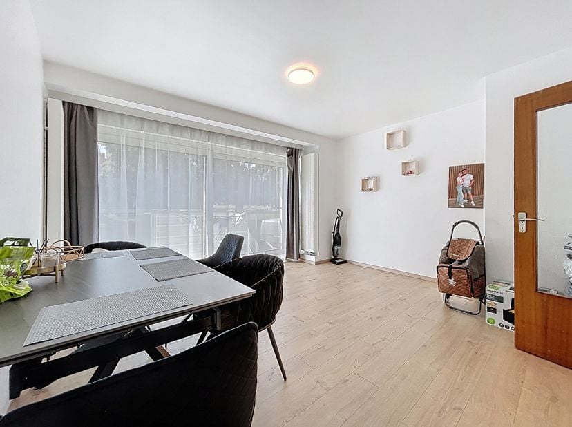DILBEEK - REF: 6965541 - BEL APPARTEMENT UNE CHAMBRE AVEC TERRASSE - FAIBLES CHARGES + GARAGE BOX FERME ET EMPLACEMENT DE PARKING !!!&lt;br /&gt;
Face au pa