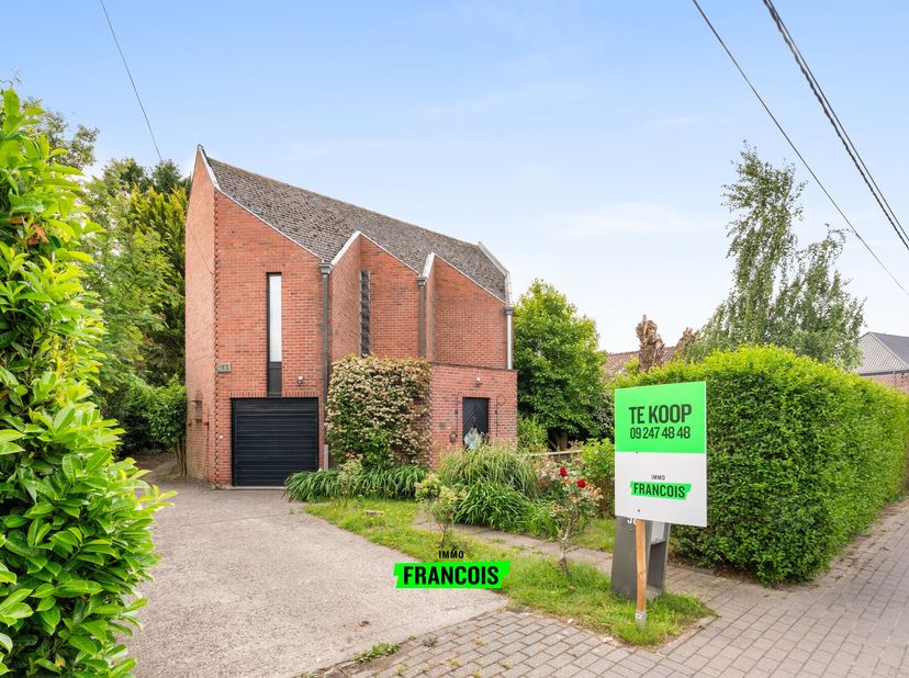 Nabij het centrum van Oosterzele treffen we deze unieke, architecturale open bebouwing aan op een perceel van 909m².&lt;br /&gt;
Bij het betreden van de won