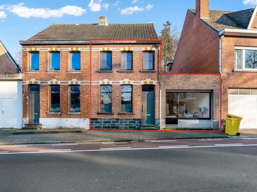 Op een goede locatie in het centrum van Heist-op-den-Berg, bevindt zich deze instapklare woning met 3 slaapkamers en een kleinschalige handelsruimte m