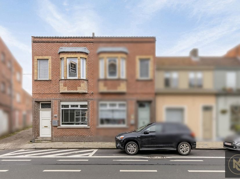 Sfeervolle halfopen bebouwing gelegen op wandelafstand van het centrum van Eeklo. Deze charmante woning is goed onderhouden en biedt tal van mogelijkh
