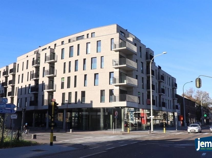 In Maasmechelen, op de hoek van de Joseph Smeetslaan en de Rijksweg, ligt &#039;Residentie DE TROYER&#039;.&lt;br /&gt;
Deze residentie omvat 57 éénslaapkamer-apparte
