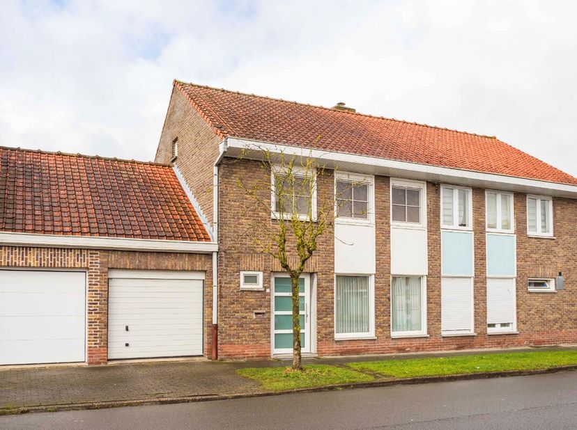 Kuurne: instapklare woning met garage te koop op een rustige ligging.Deze woning is gelegen op een rustige ligging, toch dicht bij invalswegen en wink