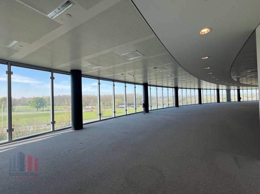 Bureaux modernes de 911 m² sur l’ancien site Douwe Egberts, une situation unique visible du Ring de Bruxelles et l’A12. L&#039;espace très lumineux fait pa