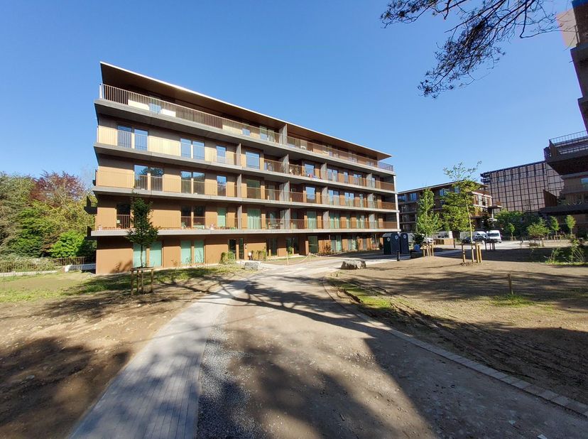 BD du Souverain, dans un cadre verdoyant mais à côté de toutes les facilités: transports (Métro, bus, tram), ring, salle de sport et piscine intérieur