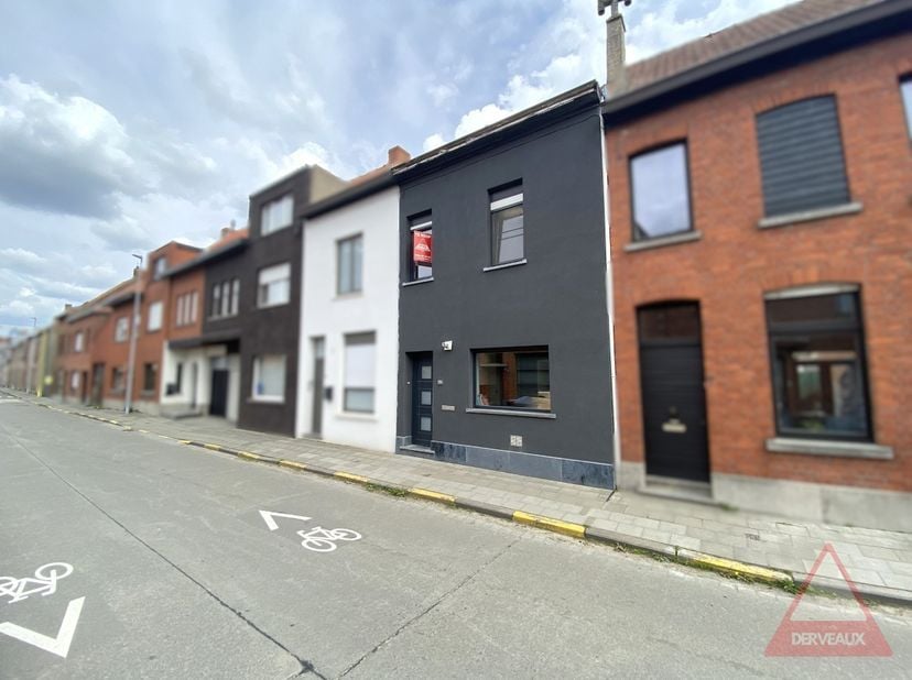 VANAF €298.000&lt;br /&gt;
&lt;br /&gt;
Deze ruime rijwoning is gelegen in de Gaversstraat in Harelbeke, op wandelafstand van het centrum, scholen, winkels en ope