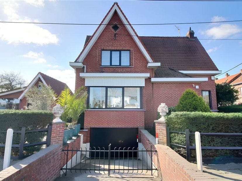 Magnifique Villa avec deux garages sur un terrain de 740 m²