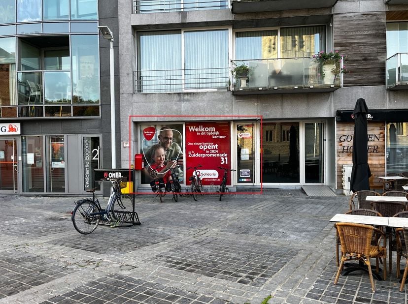 Deze ruime kantoorruimte bevindt zich pal in het centrum van Waregem en beschikt over een oppervlakte van 120 m².Indeling:Grote open ruimte waar versc
