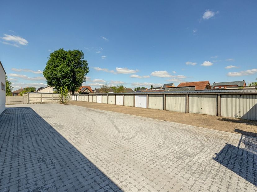 Bent u op zoek naar een volledig afgesloten garagebox (17m²) in het centrum Hoogstraten? Zo gevonden bij ERA Noord! Dankzij de centrale ligging in het