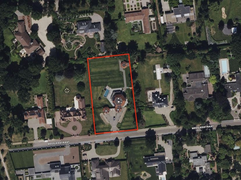 Villa met een uniek, speels ontwerp bestaande uit 4 hexagonale delen, het woonhuis, de leefkeuken, het garagegebouw en -meest links- het badhuis (kan