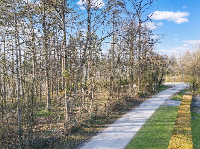 Rare opportunité sur le marché!Easyhome Immobilier est ravi de vous proposer ce vaste terrain de plus de 30 ares, idéalement situé sur les hauteurs de