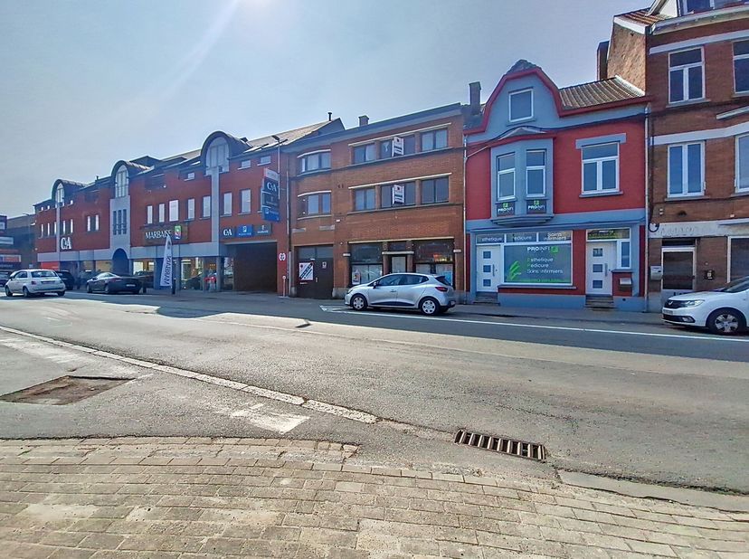 Immo Dussart heeft het genoegen u deze commerciële woning voor te stellen, gelegen in een levendige buurt. Dit pand biedt een uitzonderlijk potentieel