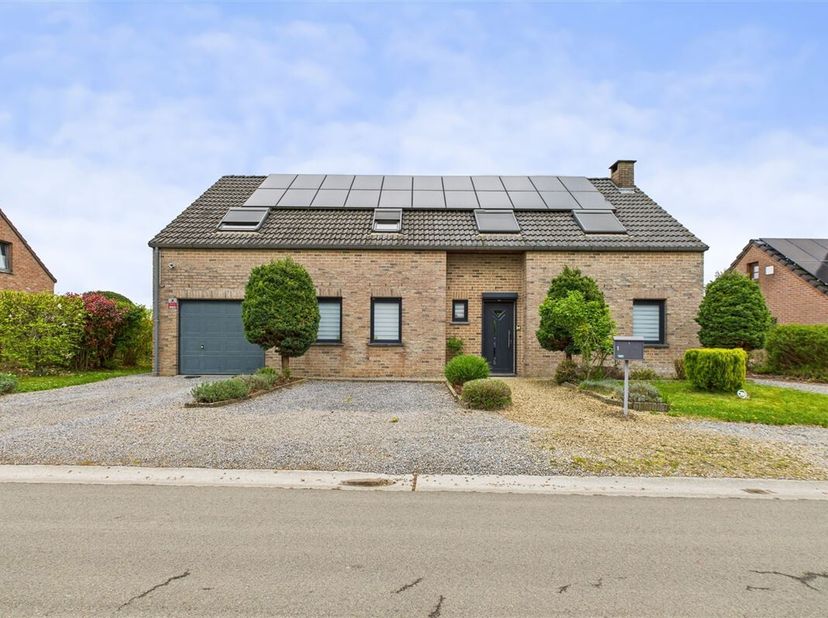 OPTION - INNOV&#039;EXPERT immobilière vous invite à venir découvrir cette spacieuse et lumineuse villa construite en 2004, idéalement située dans une rue