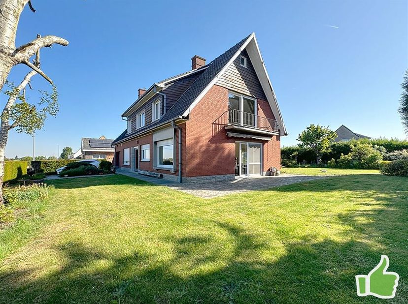 Située dans un clos résidentiel paisible de Rekkem, cette villa 4 façades des années 70 bénéficie d&#039;un emplacement exceptionnel avec une vue dégagée s