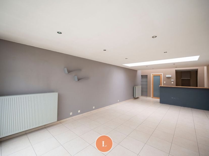 Deze instapklare woning biedt alle comfort en ruimte die u zoekt. Met een gunstig EPC en centrale verwarming op gas is de woning energiezuinig en aang