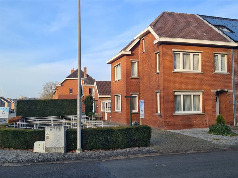 Ruime woning met tal van mogelijkheden en veel lichtinval&lt;br /&gt;
Bent u op zoek naar een ruime woning die u volledig naar eigen smaak kunt renoveren? D
