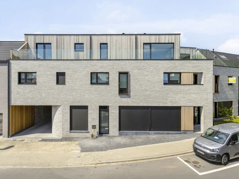Immo Pické biedt U dit prachtig gelegen nieuwbouwkantoor aan in het centrum van Sint-Pieters-Leeuw. Deze praktijkruimte heeft een afzonderlijke ingang