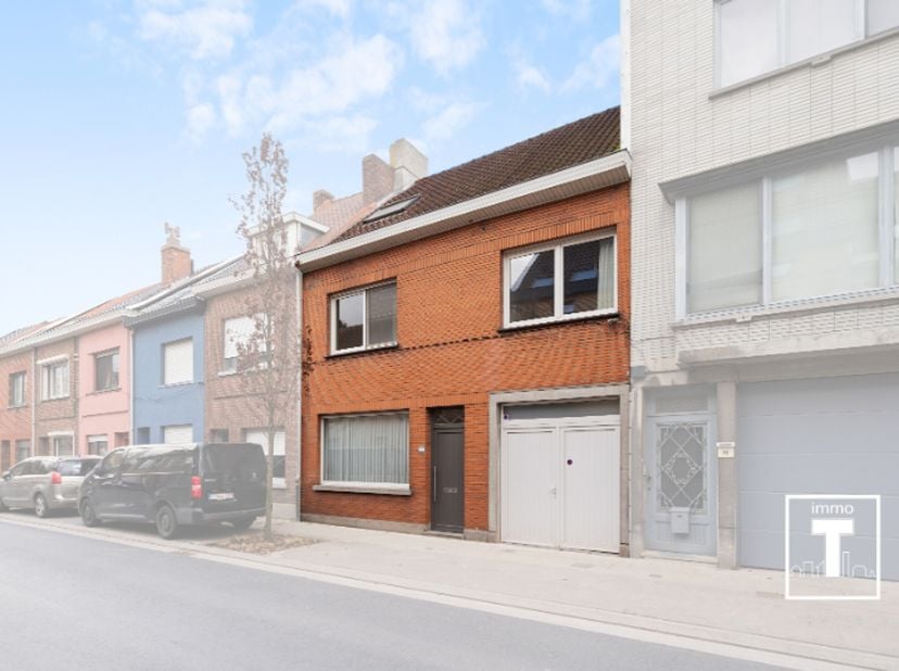 Deze te renoveren woning met grote tuin (+/-200m²) bevindt zich op wandelafstand van het openbaar vervoer, winkels, scholen. Gelegen op de grens met G