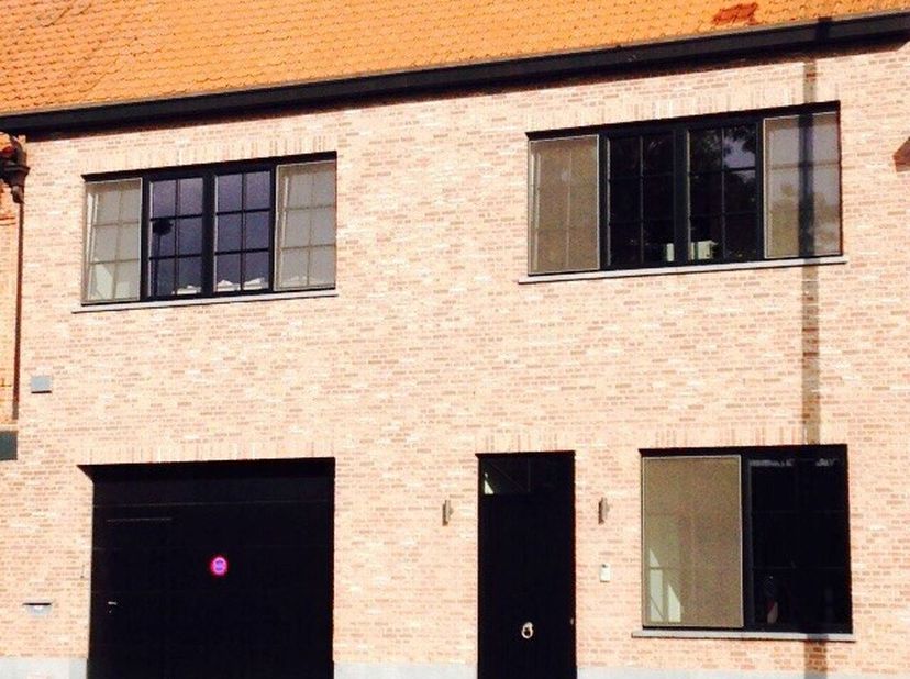 Nabij de Heide van Waasmunster bieden wij U dit instapklaar multifunctionaal  woonhuis aan bestaande uit magazijn, bureel en appartement.&lt;br /&gt;
Op het