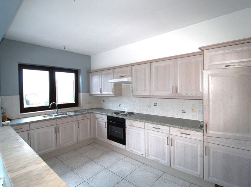 Instapklaar appartement met 2 slaapkamers en garage in Merchtem&lt;br /&gt;
Ontdek dit ruime en lichtrijke appartement, rustig gelegen en toch vlot bereikba