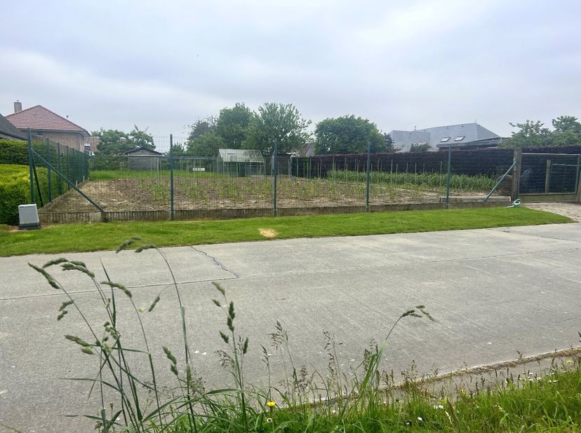 Grond is een kostbaar goed en de aankoop van een perceel bouwgrond is voor veel mensen een droom die uitkomt. In het landelijke dorpje Outrijve ligt e