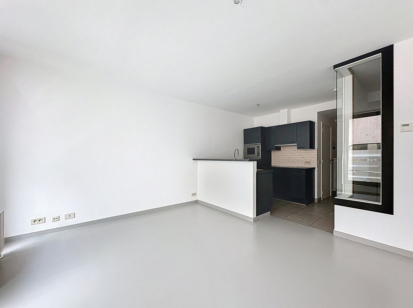 Cet élégant appartement d&#039;une chambre est situé au premier étage d&#039;une petite résidence, en plein centre de Gand et à quelques pas de toutes les insta