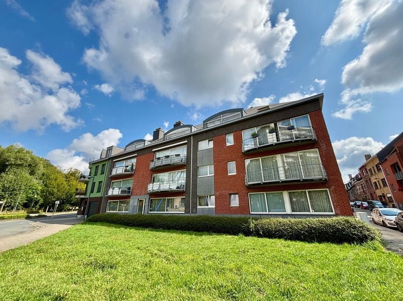 AUDERGHEM - Quartier Demey - Au premier étage d&#039;une petite copropriété, lumineux appartement de 105m². Il se compose comme suit : hall d&#039;entrée avec v