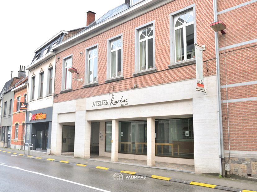 VALIMMAS verkoopt langsheen de N9 (Steenweg Brussel-Aalst) in het volle centrum van Asse deze handelsruimte op een commerciële topligging.   Deze stij