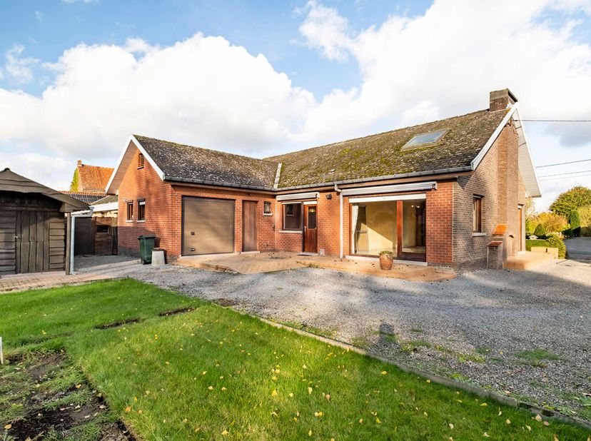 Welkom in het charmante Waarmaarde! Deze vrijstaande woning biedt een rustige omgeving met een zuidgerichte tuin en is vlot bereikbaar vanuit Oudenaar