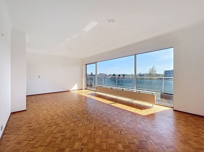MACHTENS - REF: 6776803 - BEL APPARTEMENT DEUX CHAMBRES AVEC UNE GRANDE TERRASSE!&lt;br /&gt;
Situé au 6ème étage d&#039;une copropriété, nous vous proposons à l