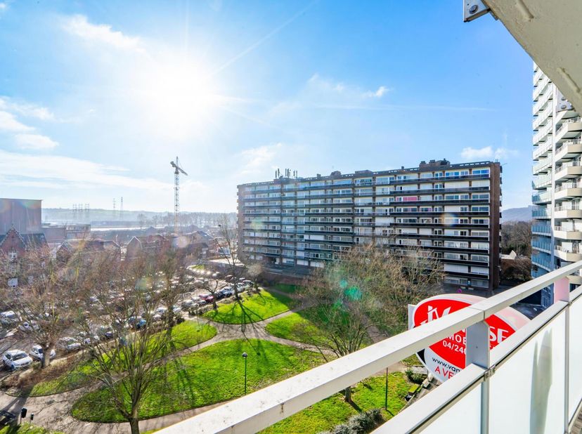 Gelegen dicht bij alle voorzieningen en de toekomstige tramlijn, op de 5e verdieping van een gebouw met lift, bestaat deze studio van 30 m² uit een ha