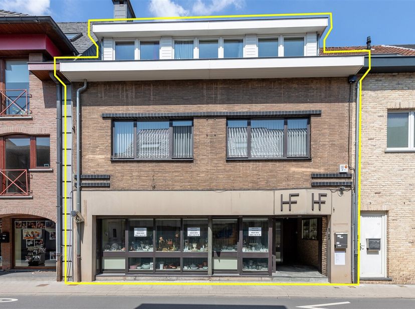 Deze woning geniet van een super ligging met alle voorzieningen zoals winkels, scholen en openbaar vervoer op wandelafstand. Daarnaast profiteert deze