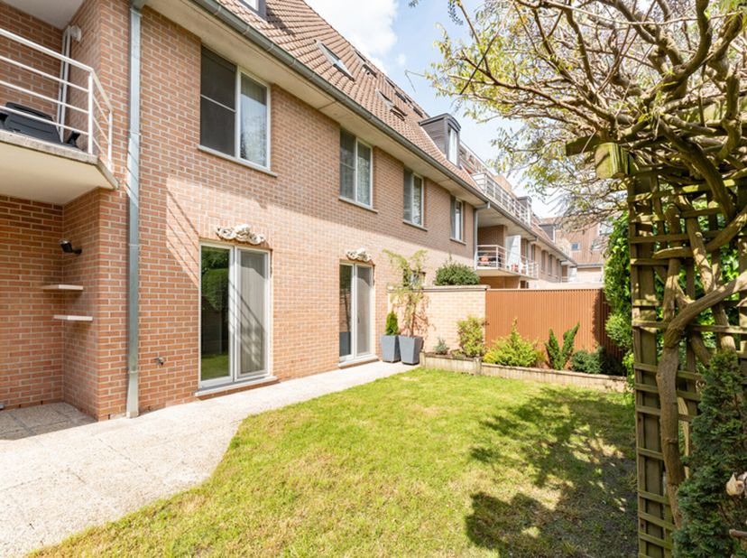 Gezellig en verzorgd gelijkvloers appartement met beschut terras en leuke tuin met zicht op groen gelegen in RESIDENTIE RENOIR. Een TOPligging in het