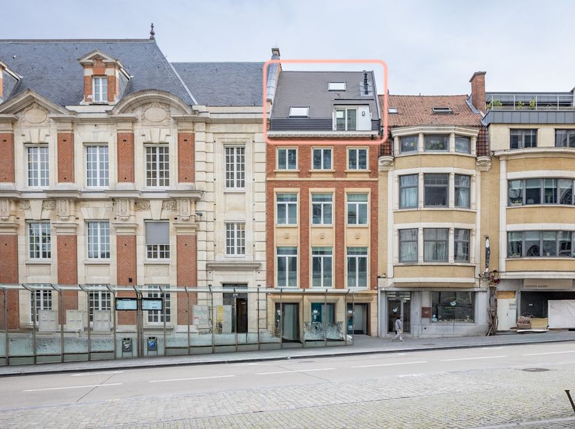 Dit duplex appartement is gelegen op de vierde (en tevens hoogste) verdieping van een kleinschalige (ver)nieuwbouw in het kloppende hart van de stad.