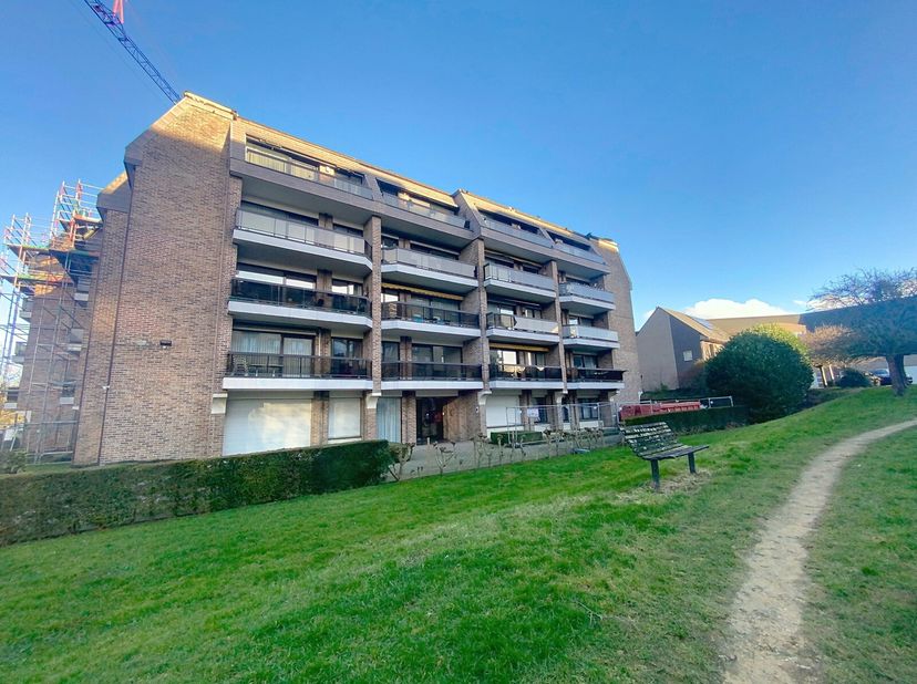 Plan je bezoek in via http://www.living-stone.be&lt;br /&gt;
Appartement met twee slaapkamers en garagebox.&lt;br /&gt;
Gelegen op de 1e verdieping - lift aanwezi