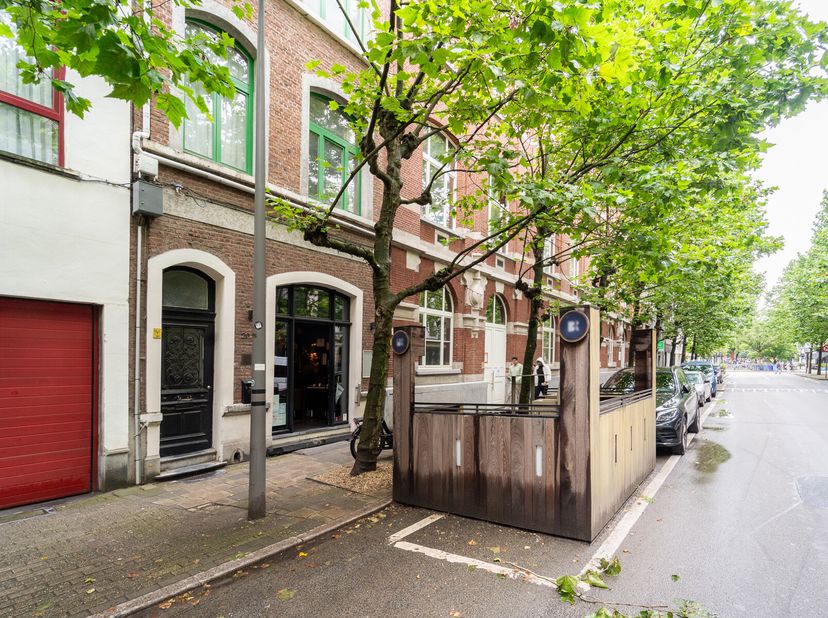 Veelzijdig handelspand/kantoorruimte te huur op t Zuid!&lt;br /&gt;
Op zoek naar de perfecte locatie voor uw zaak?&lt;br /&gt;
Dit charmante pand in de Graaf Van