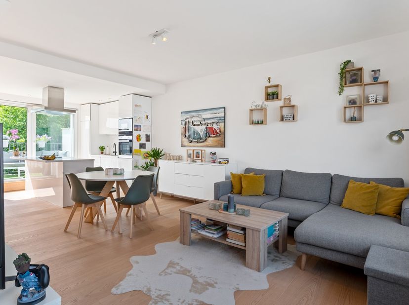 Bent u opzoek naar een prachtig gerenoveerd duplex appartement gelegen in een rustige straat in Schoten? Zoek niet verder!&lt;br /&gt;
&lt;br /&gt;
Dit recent ver