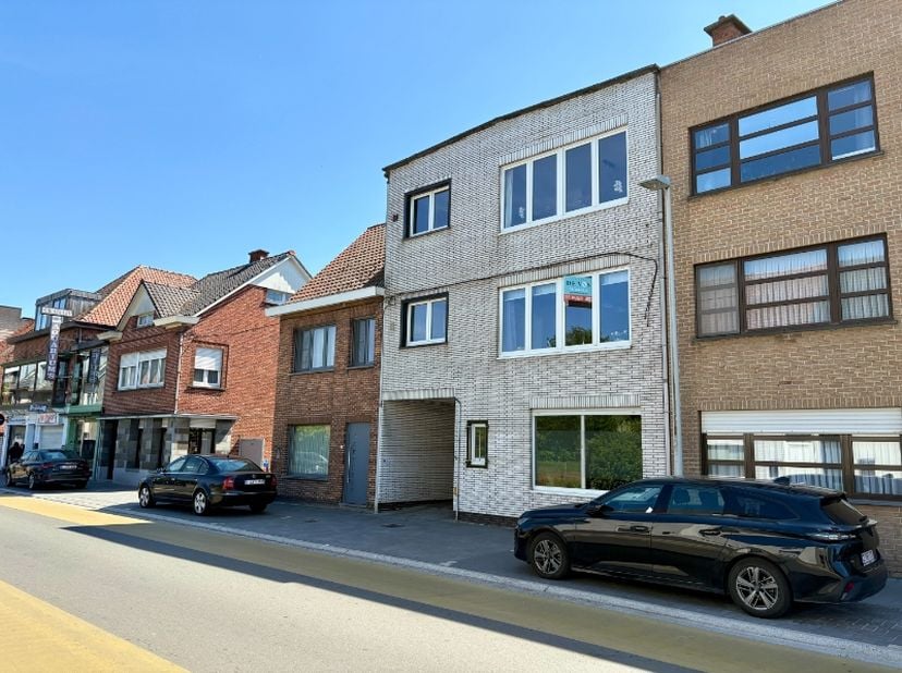 Dit centraal gelegen appartement bevindt zich vlakbij de dorpskern, met winkels, eetgelegenheden en openbaar vervoer in de nabijheid.&lt;br /&gt;
&lt;br /&gt;
De