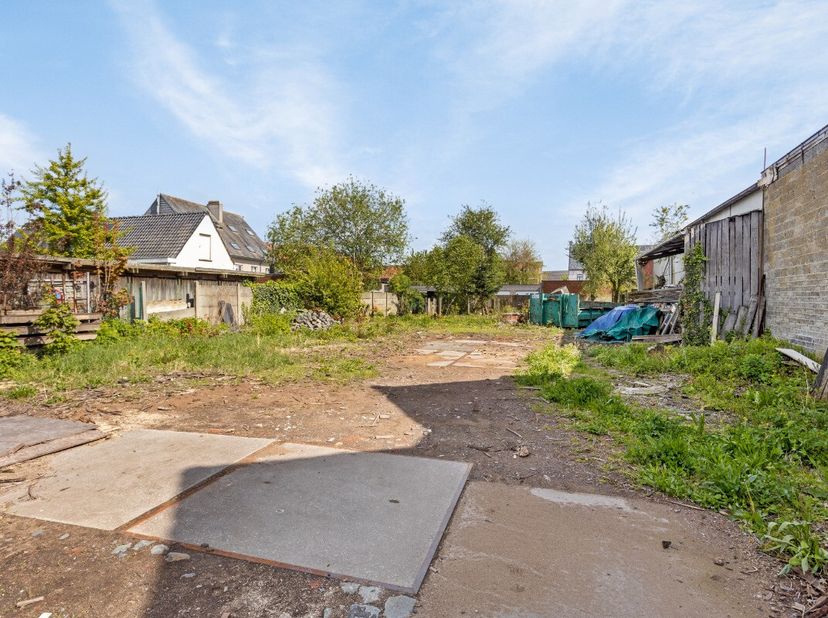 Ce terrain à bâtir est situé dans un endroit calme, Ellegemstraat 7 à Zulte.À distance de marche du centre et connexion facile aux transports en commu